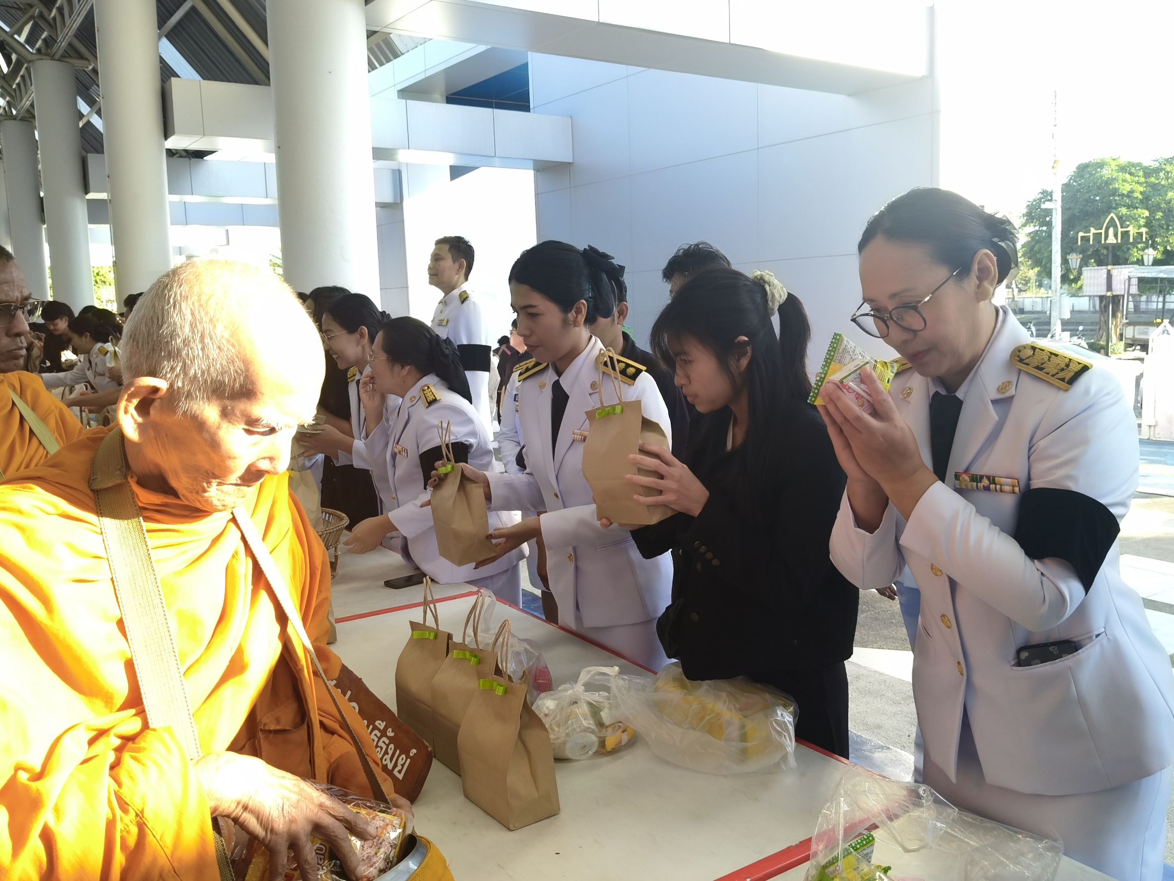 title - วันอาทิตย์ที่ 28 ธันวาคม 2568 นายประเสริฐ กาญจนเกียรติกุล มอบหมายให้ นายภาณุภณ วรฉัตรศิระ ผู้อำนวยการกลุ่มงานช่างและแผนที่ พร้อมด้วยข้าราชการและเจ้าหน้าที่ื ส.ป.ก.บุรีรัมย์ ร่วมรัฐพิธี วันสมเด็จพระเจ้าตากสินมหาราช จังหวัดบุรีรัมย์